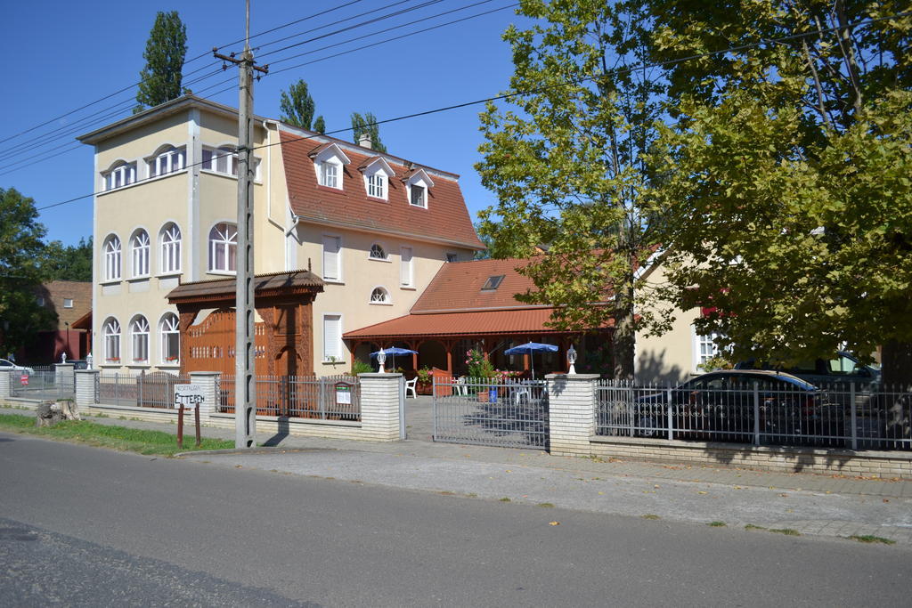 Nosztalgia Hotel Balatonszarszo Eksteriør bilde